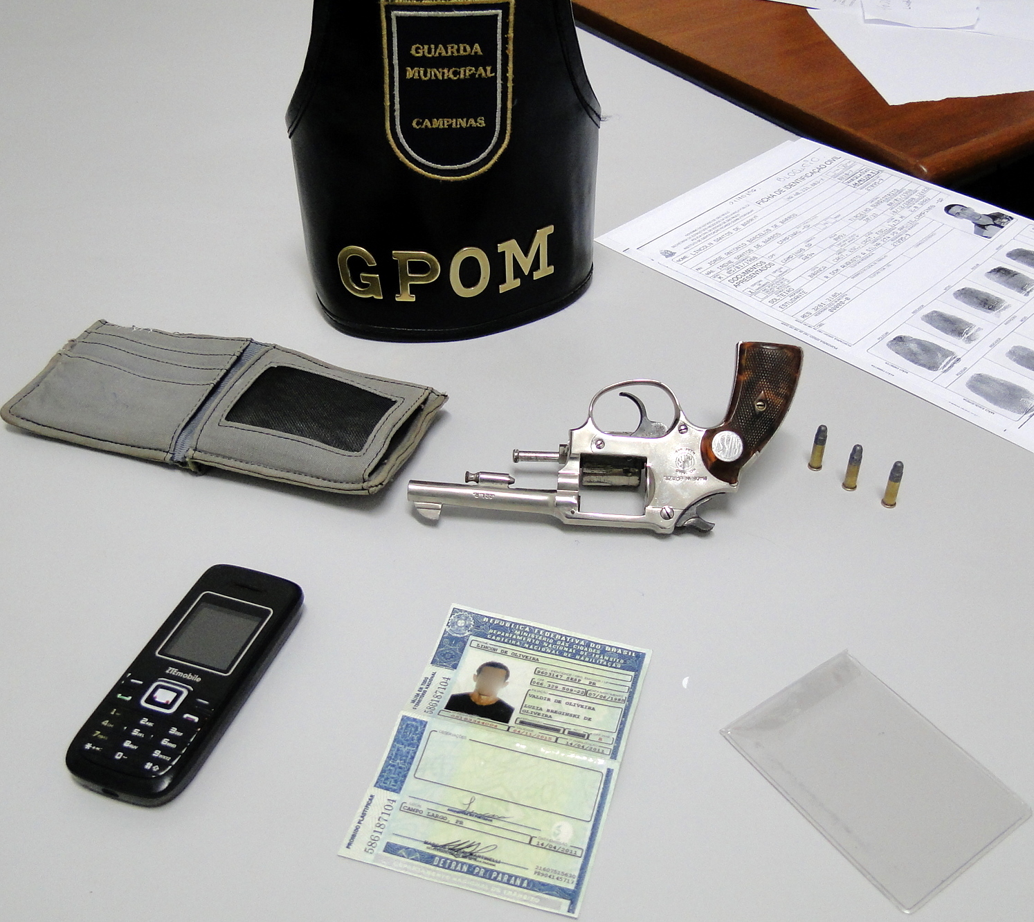 Arma e objetivo apreendidos com o suspeito