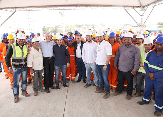 Prefeito entre os presentes no evento de inauguração