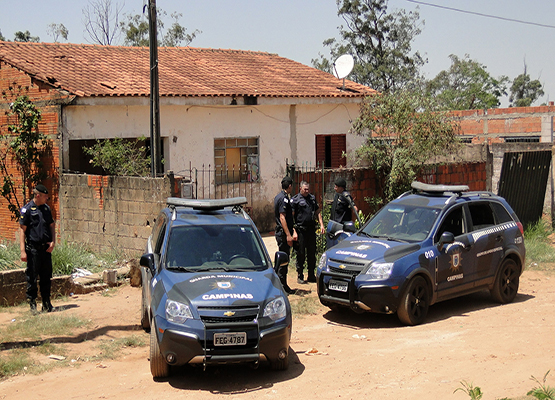 Viaturas no local da ação
