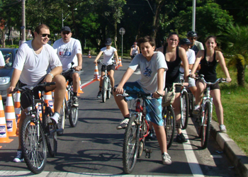 Ciclistas usam ciclofaixa no final de semana