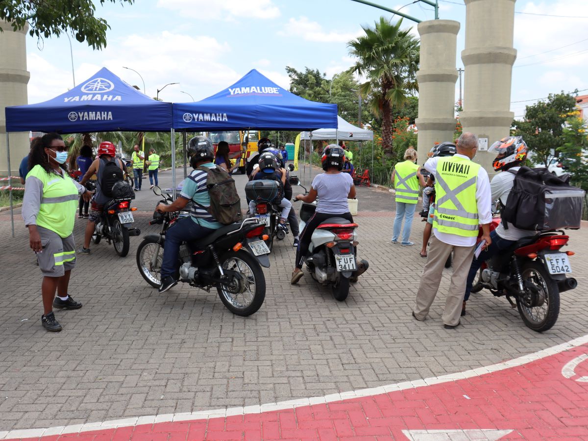 Orientações preventivas são realizadas por profissionais da Emdec e da Rota das Bandeiras