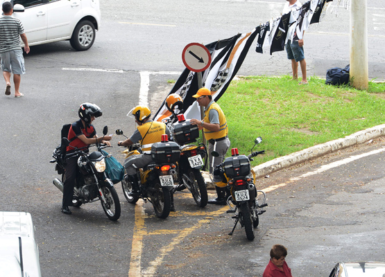 Agentes da Emdec abordam motoristas na organização do trânsito