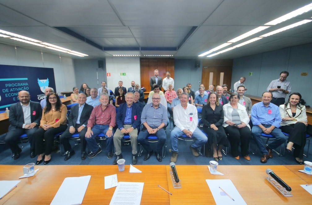 Prefeito Dário Saadi e autoridades com os novos membros do CMDU