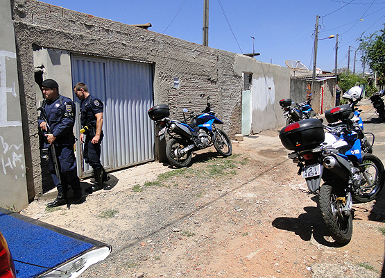 GMs entram na casa usada para o refino de drogas
