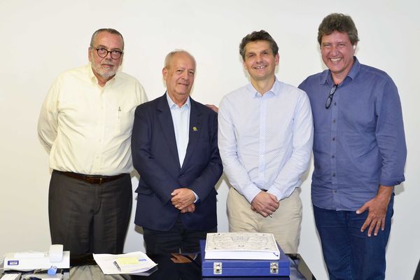 Presidente da Sanasa e secretário do Verde com membros do consulado