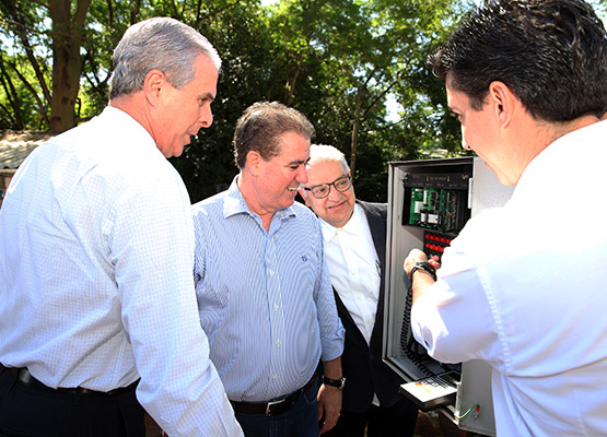 Técnico mostra caixa de controle dos semáforos