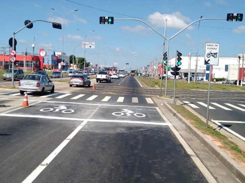 Sinalização indica área reservada para motos nos cruzamentos