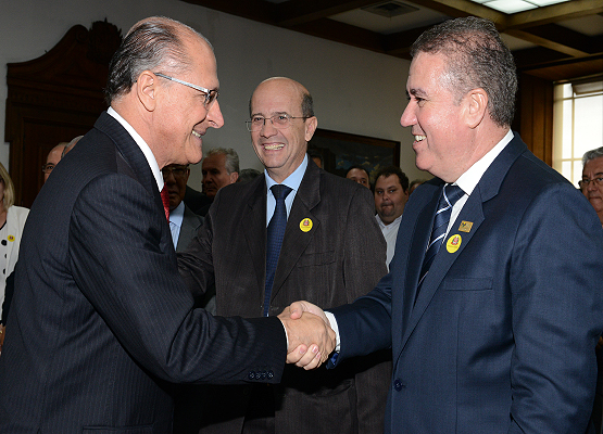Governador e prefeito durante a assinatura