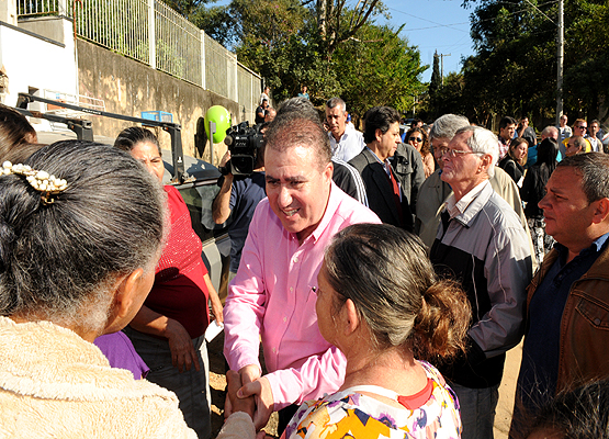 Prefeito cumprimenta população