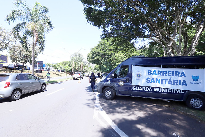 As barreiras têm por finalidade restringir a circulação de pessoas de outros municípios para conter a disseminação do coronavírus
