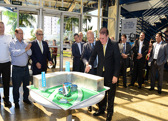 Prefeito Jonas Donizette corta do bolo de aniversário