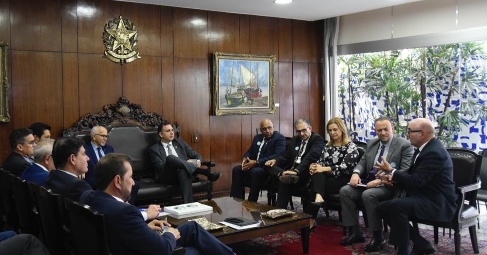 Dário Saadi com representantes da FNP na reunião com o presidente do Senado