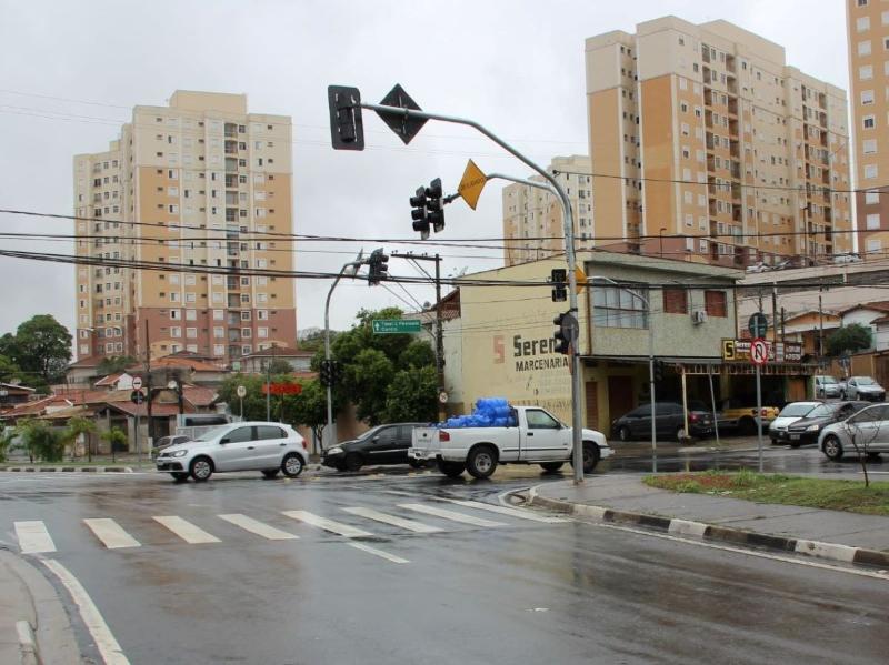 Próximo ao cruzamento há novos empreendimentos imobiliários