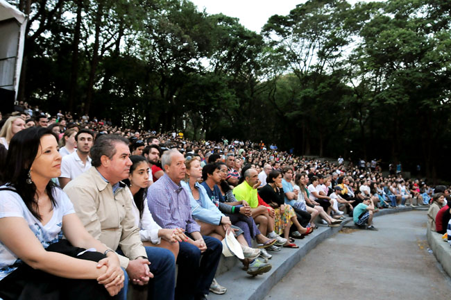 Prefeito e primeira dama durante a apresentação