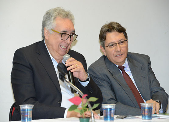 Carmino e Bonilha falam durante o lançamento do documento