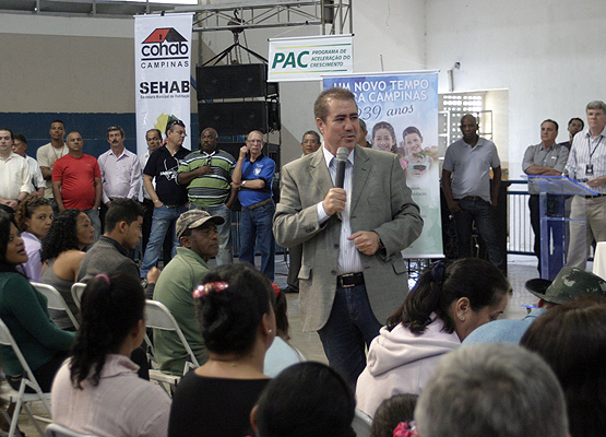 Jonas fala para os moradores presentes