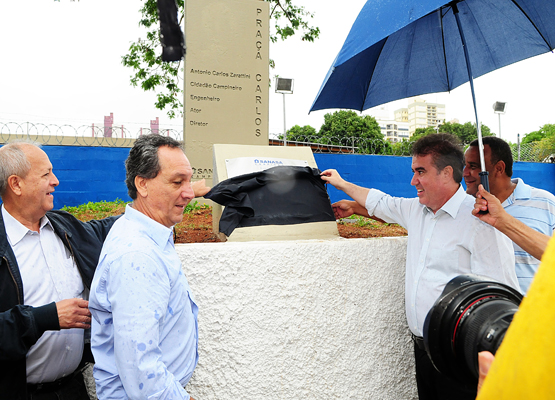 Vereador, Jonas e presidente da Sanasa descerram placa de inauguração
