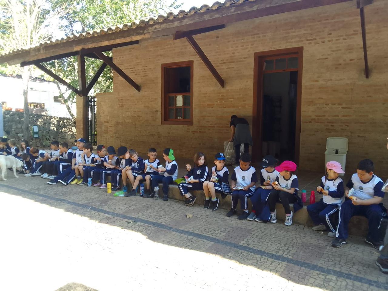 Pausa para o lanche no Centro de Educação Ambiental de Joaquim Egídio, que funciona na antiga Estação do Bonde 