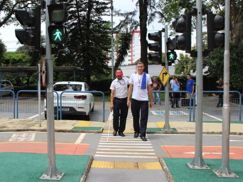 Olhos vendados e bengala simulam realidade dos deficientes visuais