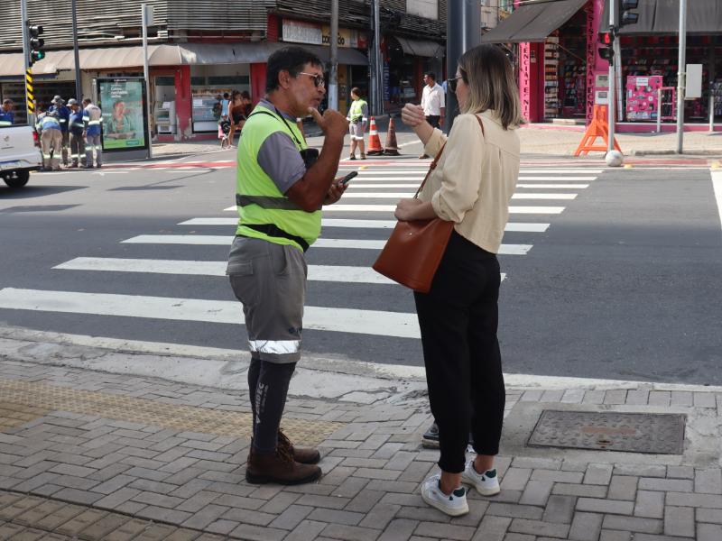 Dúvidas sobre a zona azul, pontos e trajetos de ônibus e serviços oferecidos pela Emdec são comuns no dia a dia dos agentes