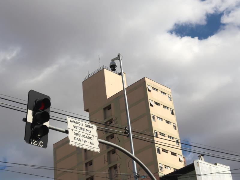 As placas indicam a presença de videomonitoramento