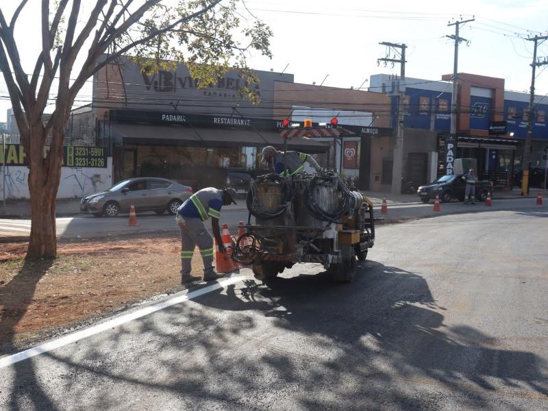 Sinalização abrange placas e pintura de solo, inclusive faixas para a travessia segura de pedestres