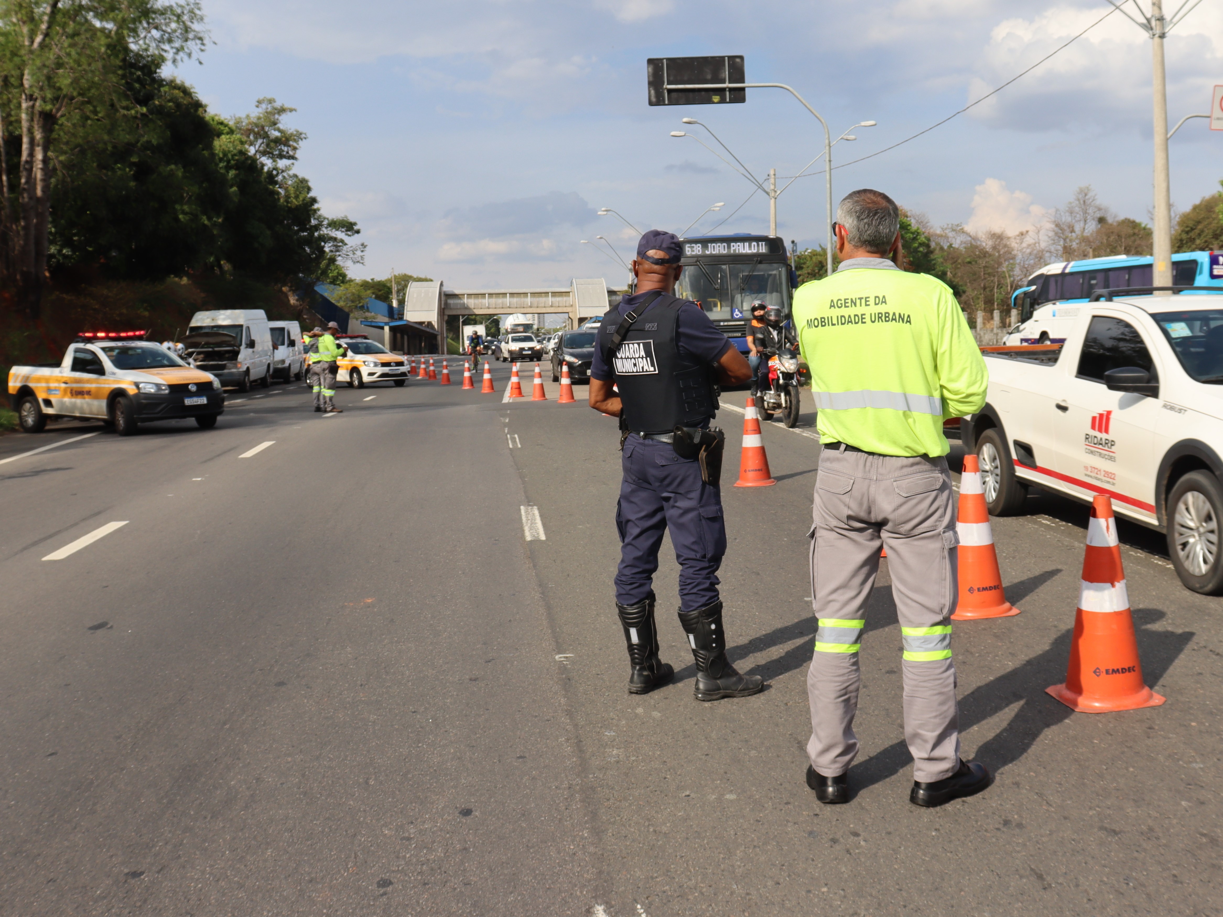 A fiscalização tem como objetivo garantir a segurança viária e o cumprimento das normas de trânsito, evitando riscos tanto para condutores quanto para pedestres
