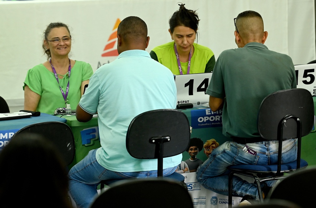 Os candidatos passavam por triagem com funcionários do Cpat e em seguida eram encaminhados para entrevistas com representantes das empresas