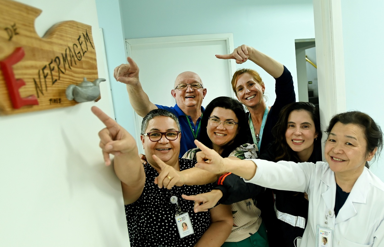 Na linha de frente do cuidado, os enfermeiros são os primeiros a atender pacientes em situações críticas, realizando triagens, avaliações clínicas e estabilização