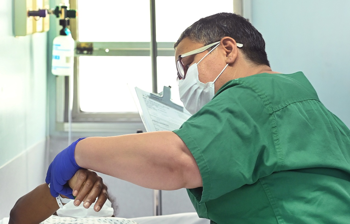 Na linha de frente do cuidado, os enfermeiros são os primeiros a atender pacientes em situações críticas, realizando triagens, avaliações clínicas e estabilização