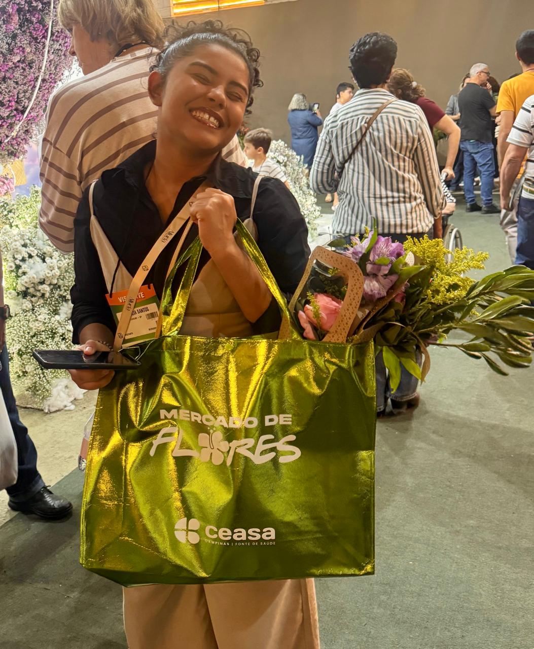  Espalhadas pela feira, sacolas com a nova identidade visual da Ceasa caíram no gosto do público