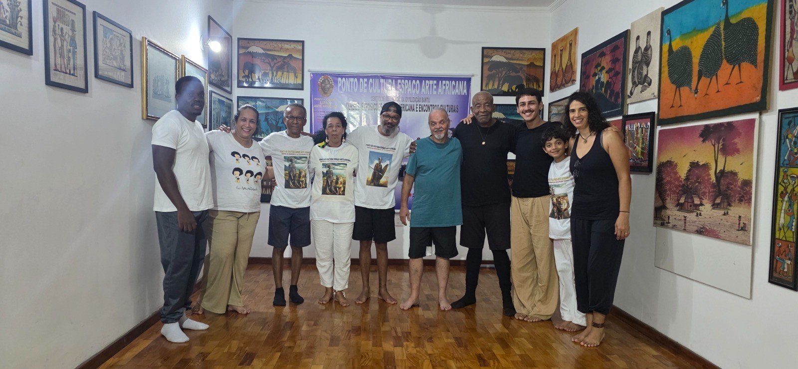 A trabalho parte da compreensão do teatro como território de resistência, afirmação identitária e reconstrução histórica