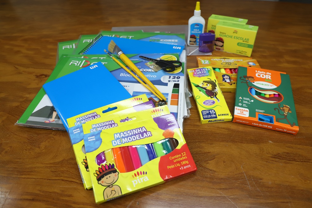 O kit de ensino infantil tem massinha de modelar