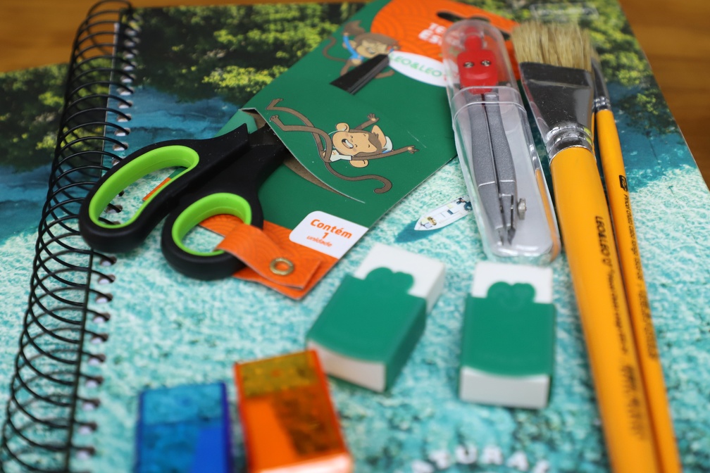 Borrachas, caderno e tesoura fazem parte do material dos anos finais do ensino fundamental