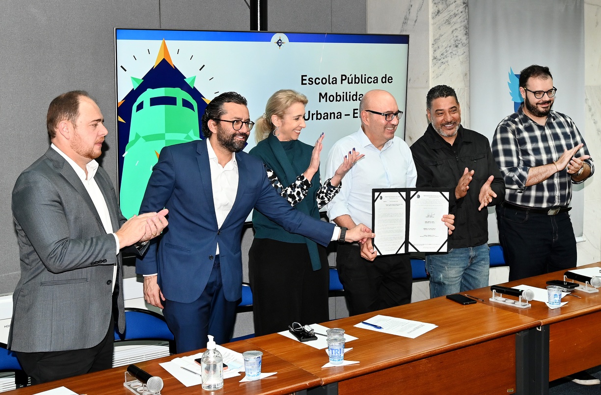 Cerimônia de assinatura do decreto reuniu secretários e funcionários de setores que estarão envolvidos com o funcionamento da Escola