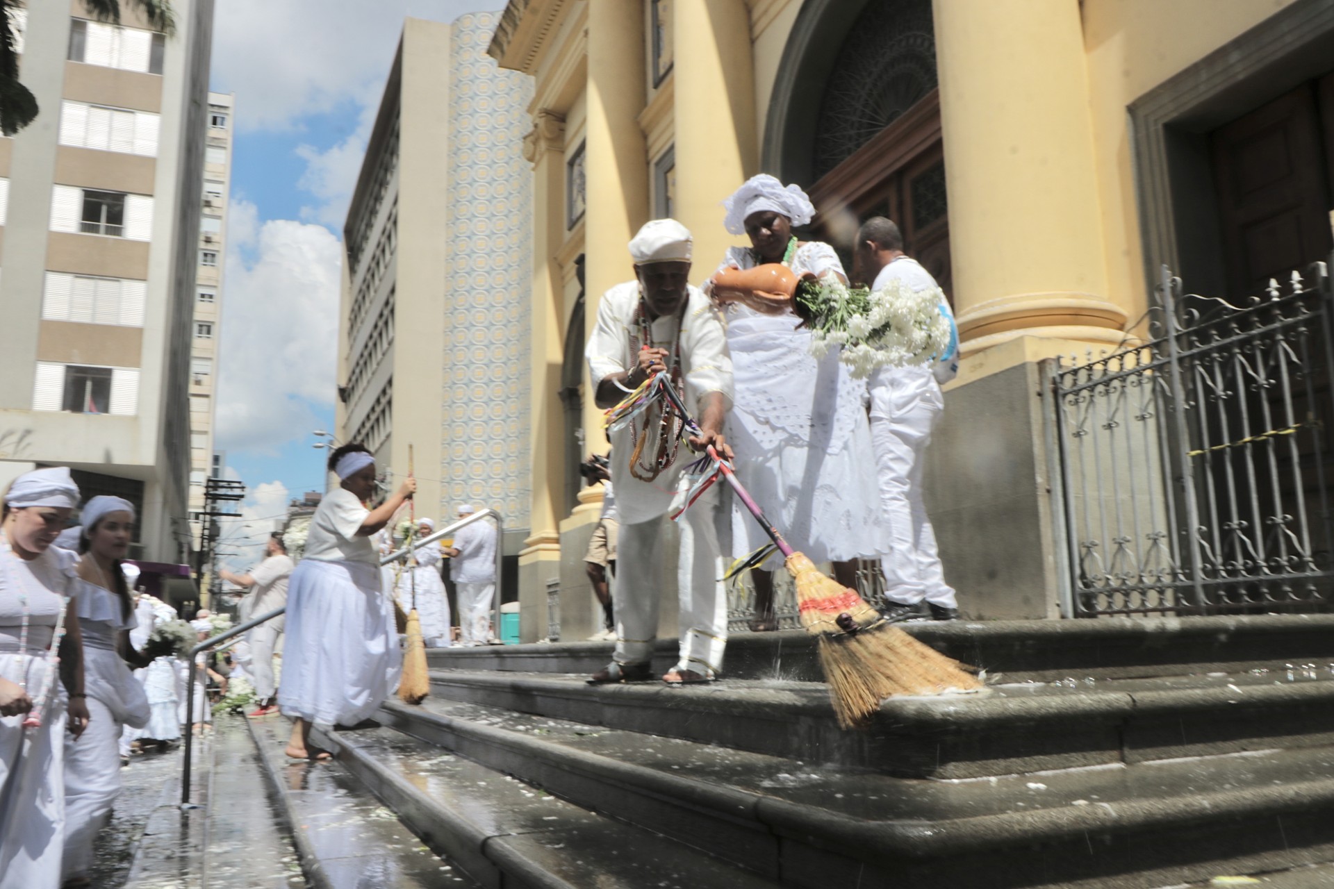 Adeptos do candomblé realizam a lavagem da escadaria da Catedral Metropolitana, em ritual que une tradição de matriz africana e patrimônio histórico da cidade, um dos eixos percorridos pelas Rotas Afro no interior paulista