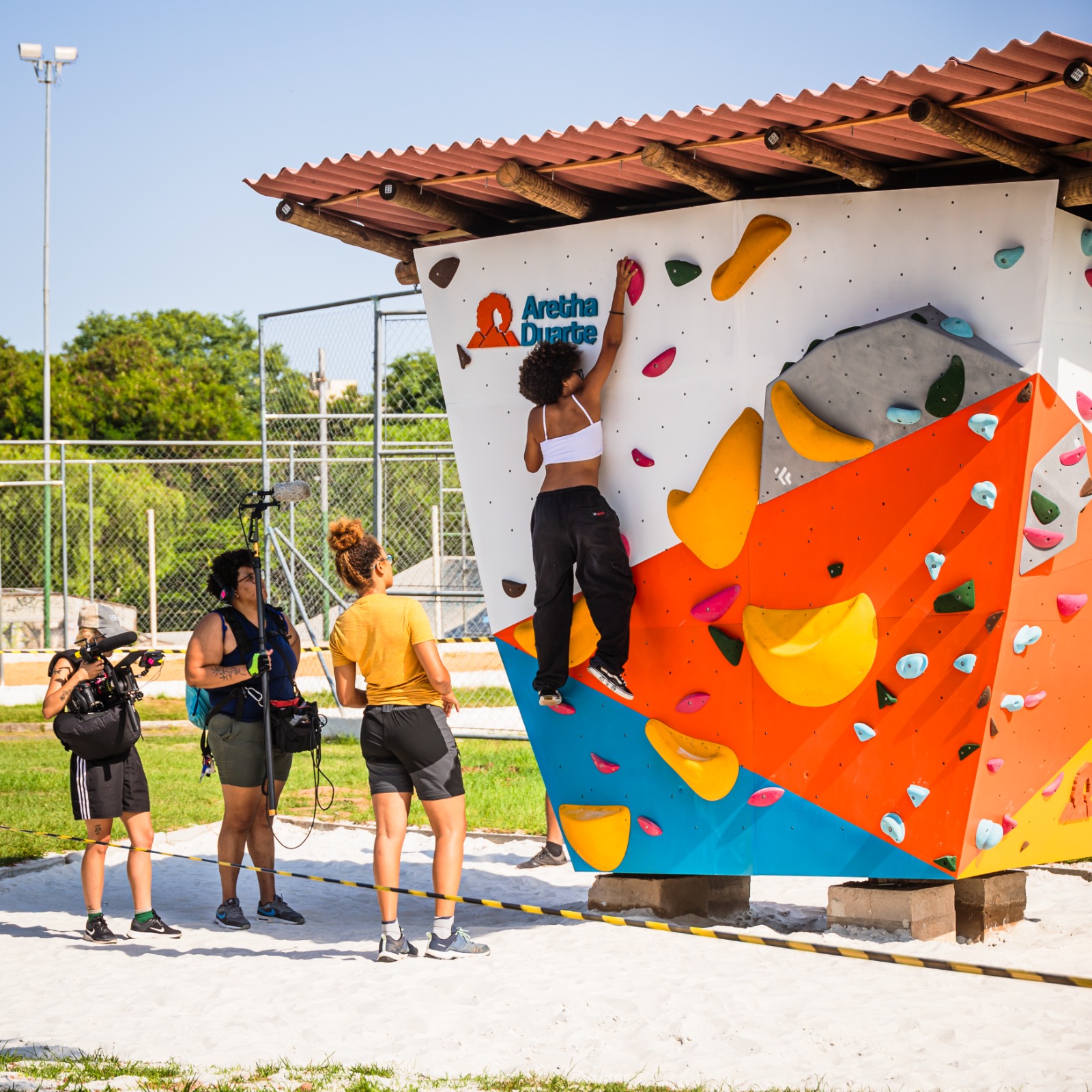 Aretha Duarte, primeira mulher negra latino-americana a chegar ao topo do Everest, vai orientar uma escalada coletiva no Parque Linear José Mingone, no sábado