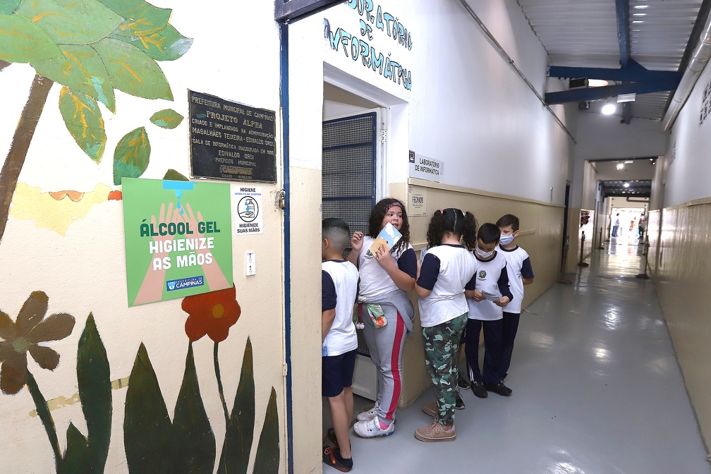 Escolas já receberam comunicado para reforçar a importância de as famílias manterem atualizadas as cadernetas de vacinação das crianças e adolescentes de até 14 anos