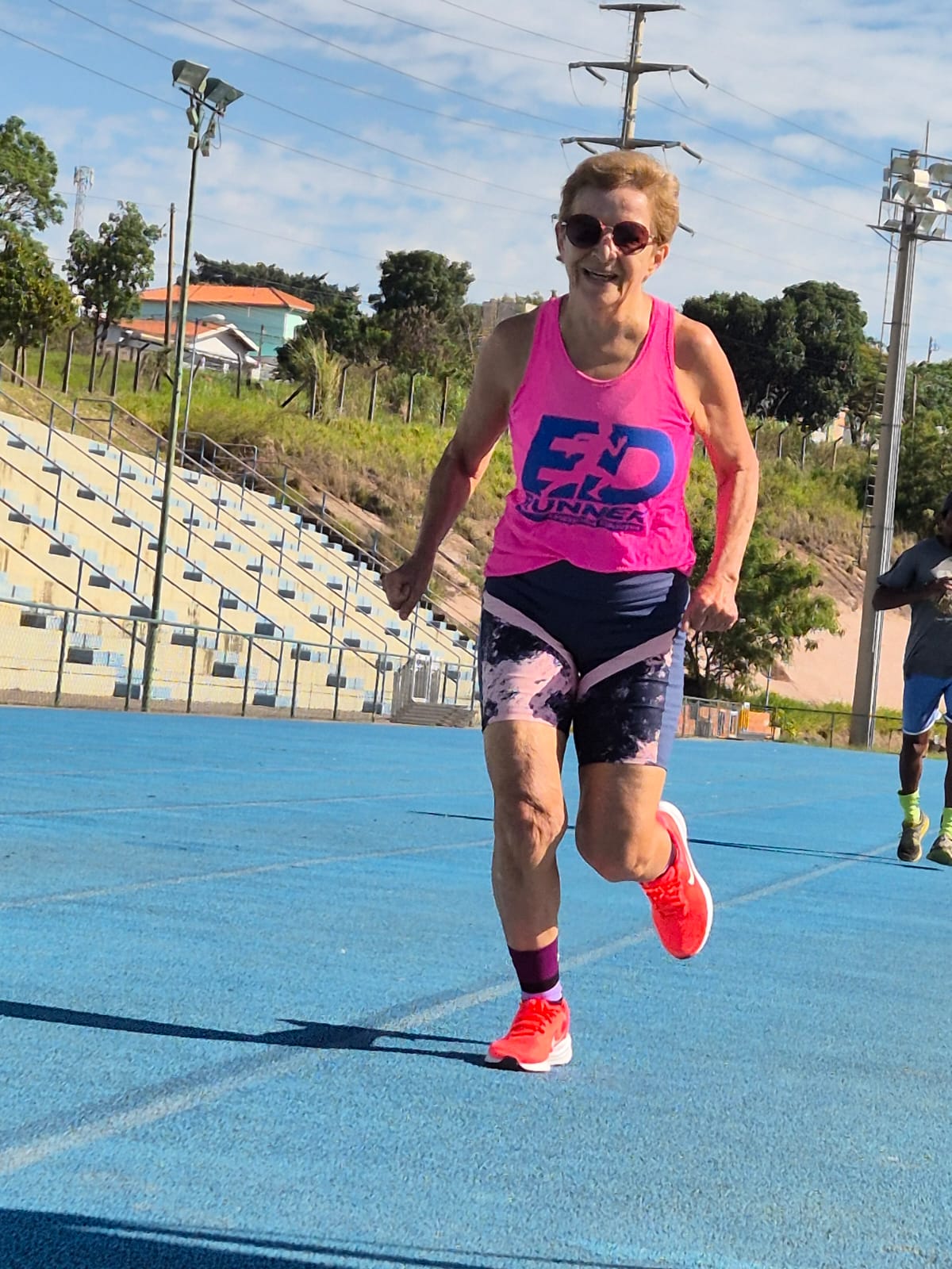 Atleta 60+ praticando seu treino na pista de corrida