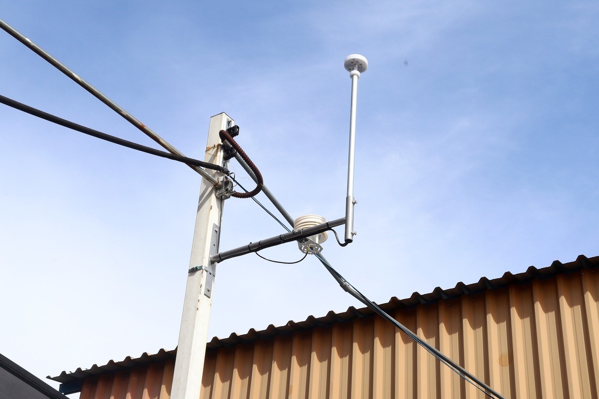 A instalação dos equipamentos em escolas municipais amplia a cobertura do monitoramento e fortalece a prevenção nas comunidades