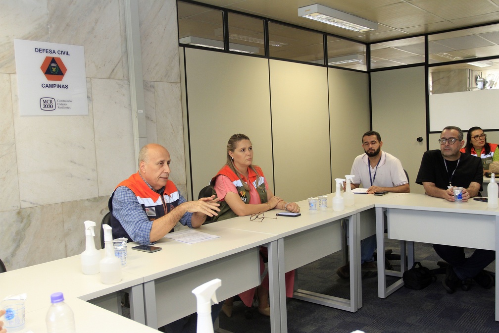 A Defesa Civil de Campinas fez a primeira reunião do Comitê Gestor da Operação Estiagem 2025 na tarde desta sexta-feira, 23 de maio, na Sala de Resiliência e Desastres