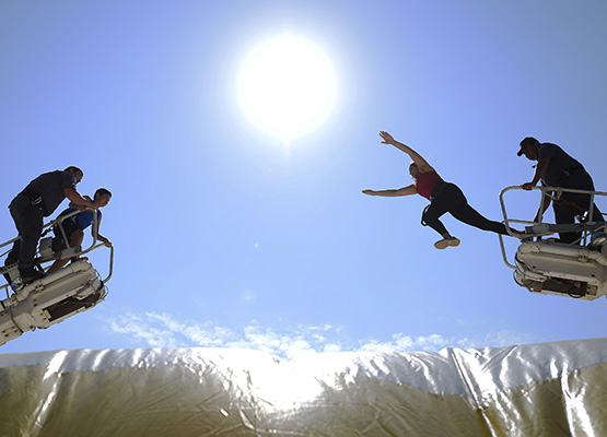Crianças pulam em balão inflável