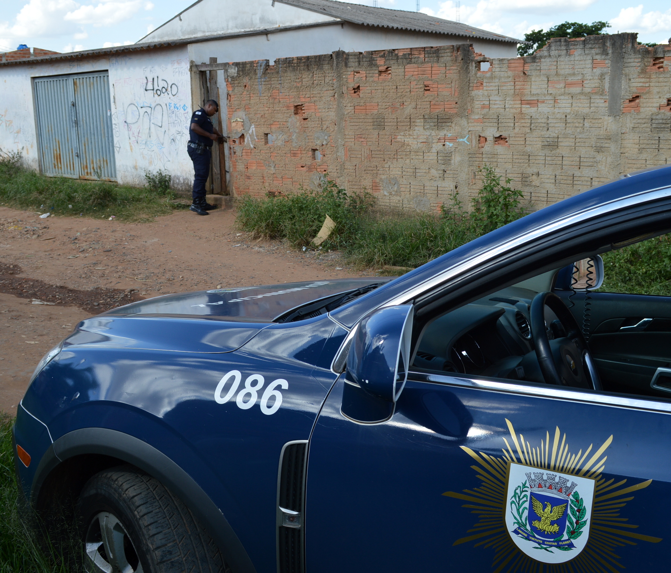 Carro da GM em frente à  casa das crianças resgatadas