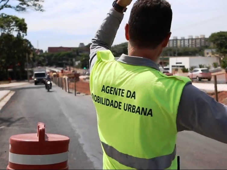 Profissionais trabalham para garantir um trânsito seguro para todos os pedestres e condutores