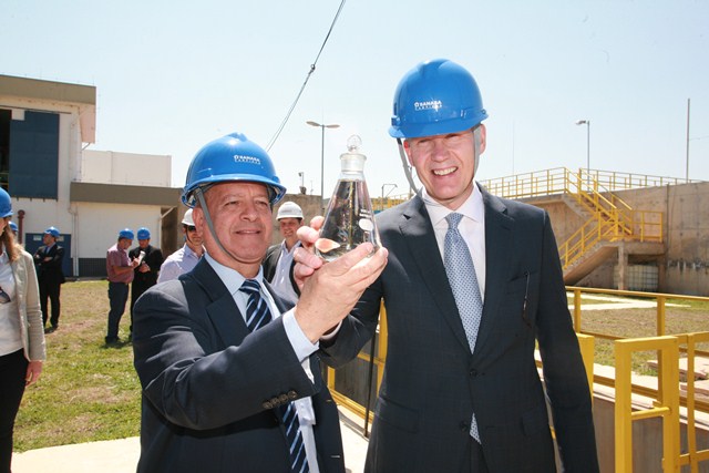 Presidentes da Sanasa e da GE com água de reúso