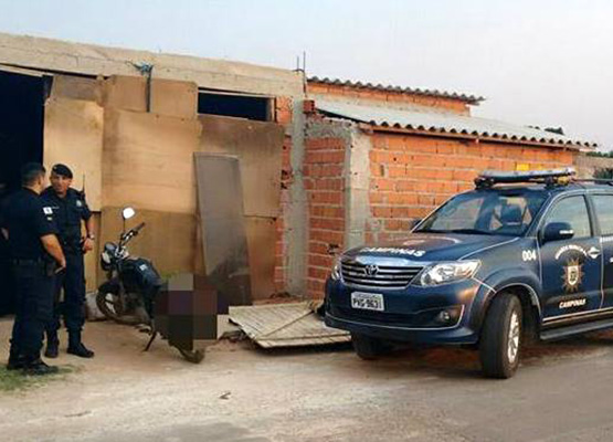 Agentes e moto apreendida