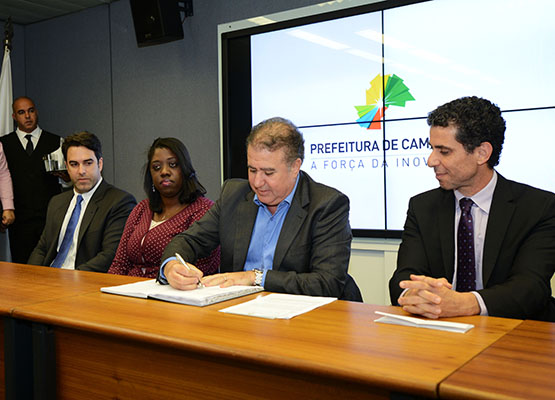 Jonas assinou a posse dos novos conselheiros