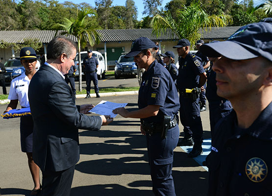 Jonas entrega certificado