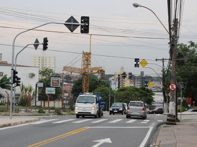 ySemáforo no cruzamento da rua Ralpho Leite de Barros