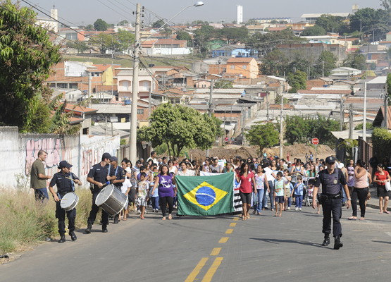Guardas desfilamà frente de bandeira do Brasil
